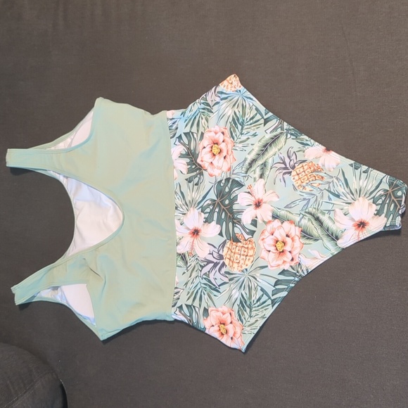 Swimsuit - Picture 4 of 6